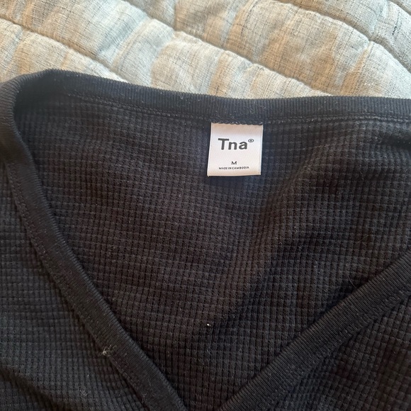 Aritzia TNA Waffle Henley Long Sleeve - Picture 4 of 4